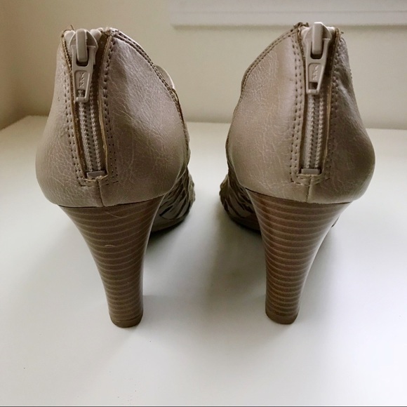 NWOT DANA BUCHMAN Peep Toe Heels (9) - Picture 4 of 7
